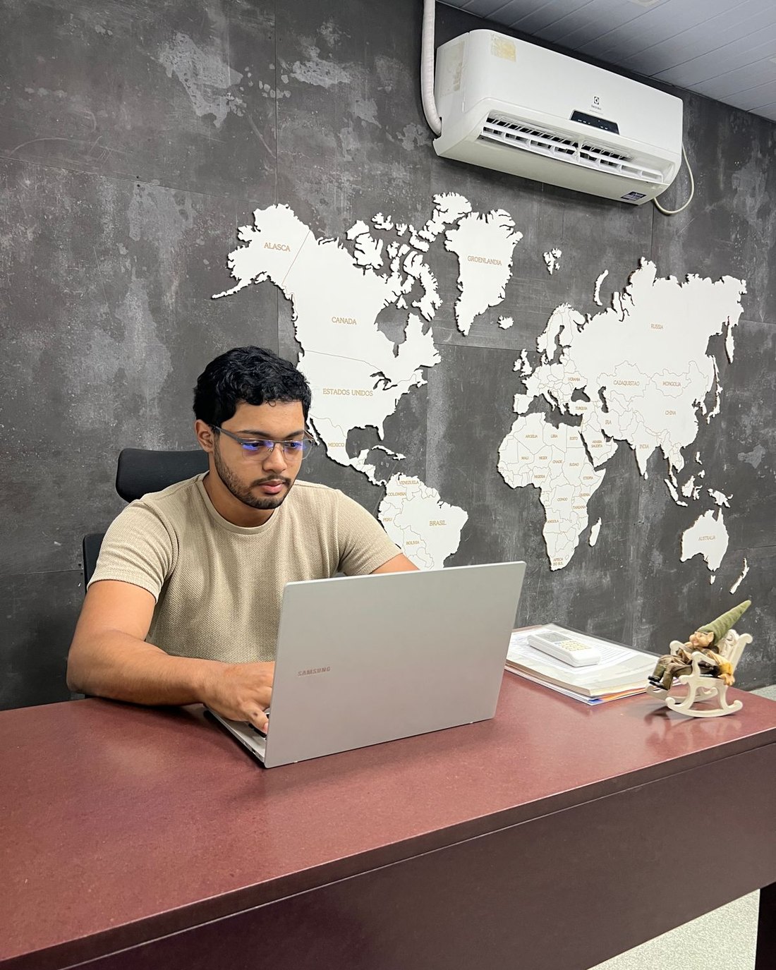 Kevin, fundador da AZVEN, trabalhando no escritório em Manaus