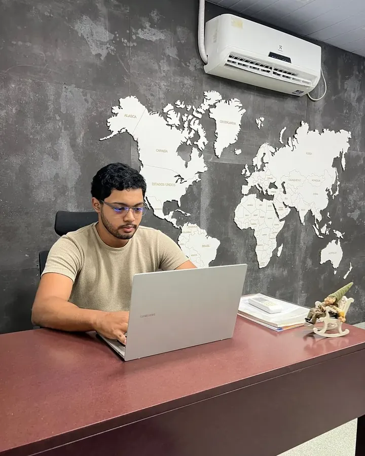 Kevin, fundador e responsável técnico da AZVEN, no escritório em Manaus