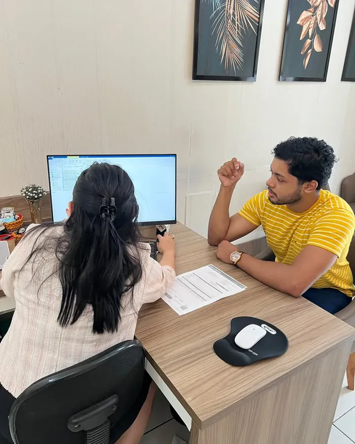 Kevin, da AZVEN, em reunião de trabalho com uma cliente no escritório dela, em Manaus