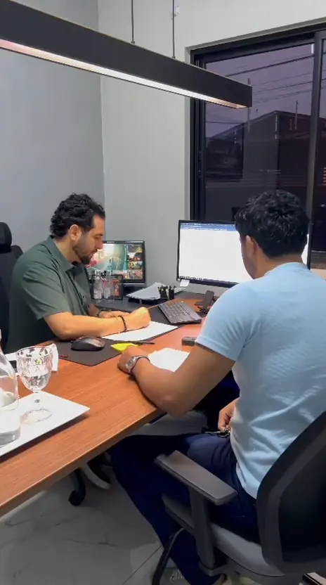 Kevin, da AZVEN, em reunião com um cliente levantando o que o sistema precisa ter